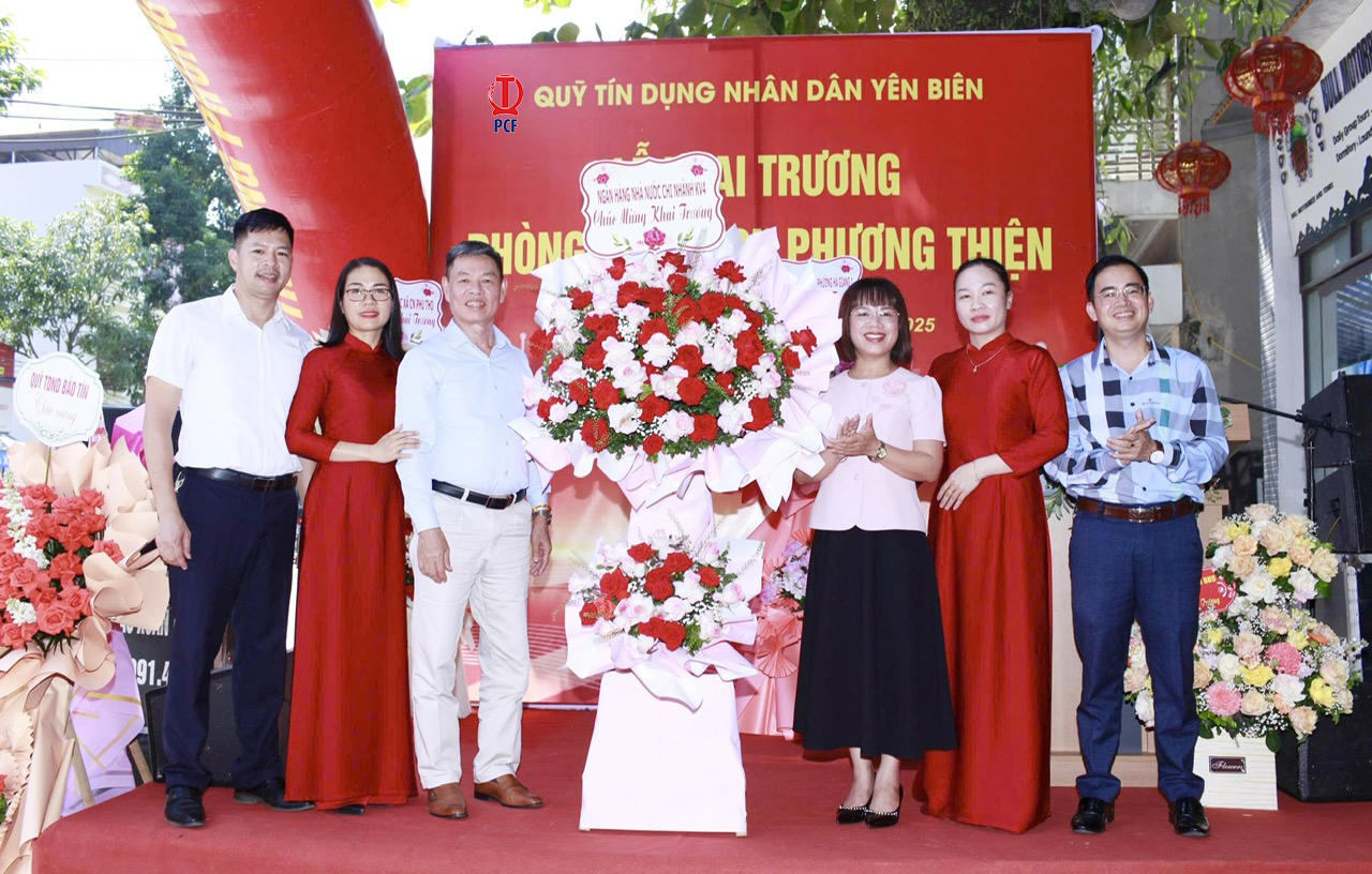 Lanh Dao Nhnn Kv4 Tang Hoa Chuc Mung 1761376218 (2)